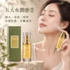 女性使用 HAO 保加利亞玫瑰精粹的水潤保養情境